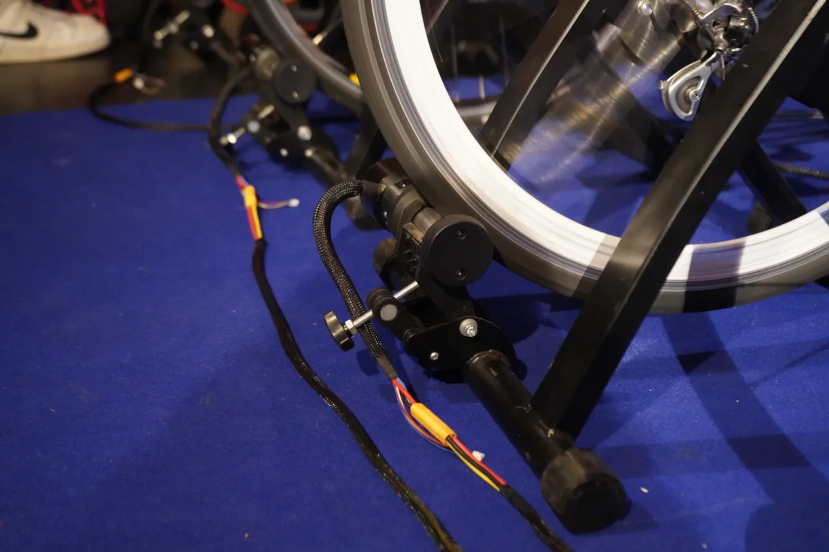 Ein Rennvelo ist an ein Kabel gekoppelt.